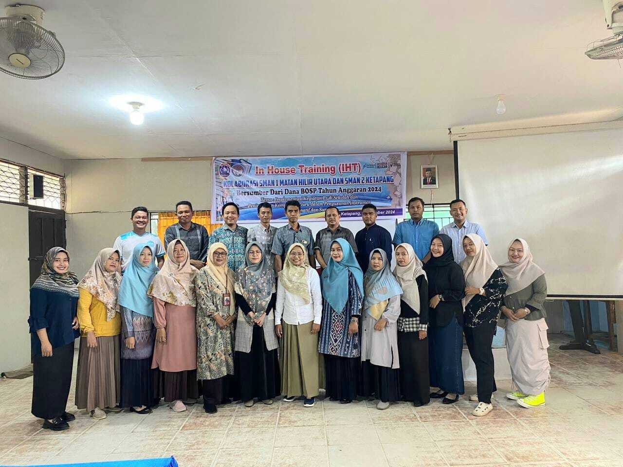 You are currently viewing Kolaborasi SMA Negeri 2 Ketapang Dan SMA Negeri 1 MHU Pada Kegiatan In House Training (IHT) Di SMA Negeri 2 Ketapang