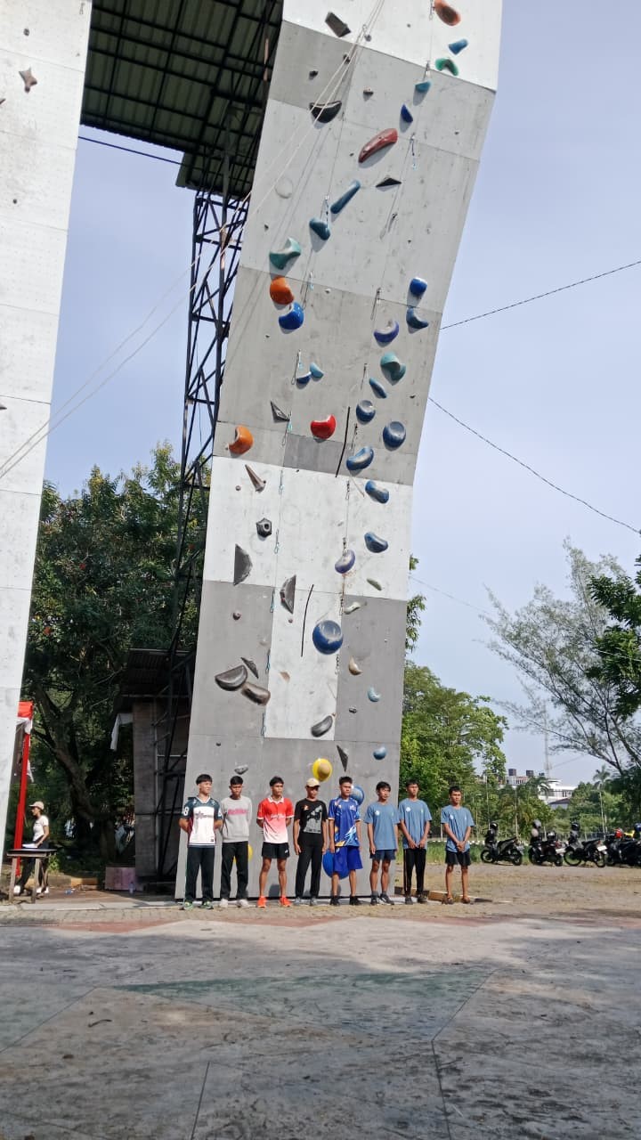 Read more about the article Siswa SMAN 2 Ketapang Ikuti Seleksi Ajang Talenta Siswa O2SN Tingkat Provinsi Kalimantan Barat 2026 Cabang Panjat Tebing